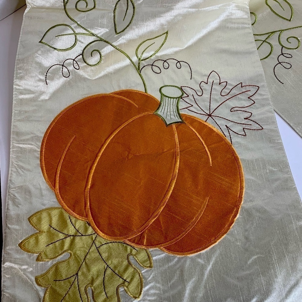 PUMPKIN TABLE RUNNER - Picture 3 of 3